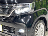 【LEDヘッドライト】悪天候や夜間走行時も良好な視界を確保し安心して運転できる高輝度LEDヘッドライトを装備!点灯速度が早く、消費電力も抑えられています。