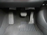 マツダの乗用車のアクセルペダルはオルガンペダルを採用しています。吊り下げ式と比べて、速度の調整がしやすい、運転時の疲労が軽減される、ペダルの踏み間違いを減らせる等のメリットがあります。