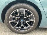 【BMWアロイホイル】軽量かつ強度に拘ったアロイホイル。走行性能ポテンシャルを引き出す設計。車の足元を引き締めてくれる大きなポイントはアロイホイルです。