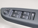 【パワーウインドゥマスタースイッチ】運転席より助手席やリヤドアガラスの開閉が出来るので便利ですね!運転席以外のウインドロック機能も付いています。