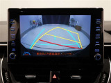 バックガイドモニター(リバース連動)で、後方を確認しながら安心して駐車することができます。運転初心者も熟練者も必須の機能ですよ!