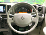 インテリアに合わせたデザインのステアリングは、運転される方のことも考え、運転しやすい形状、大きさです。是非一度、実際に触ってお確かめください。