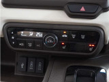 【オートエアコン】温度を設定すれば自動で快適な車内温度を保ちます。エアコン内部の高性能脱臭フィルターで車内のアレルゲンや花粉を除去。