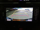 【バックカメラ】運転が苦手な方も車庫入れラクラクです!ギアをリバースに入れれば自動的に切り換わりますので、面倒な操作は不要です♪狭い駐車場もお車を傷つけず安心ですね!