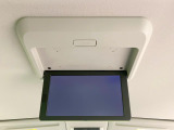 【フリップダウンモニター】大画面モニターで後席でもエンタメをお楽しみいただけます。小さなお子様にも大人気の装備です♪