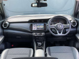 運転席周りになります。内装色はブラックです。