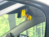 【ブラインドスポットモニタリング】走行中、ドアミラーの死角になりやすい箇所に後続車が接近するとサイドミラー付近に警告を表示、ドライバーに注意喚起をしてくれます。