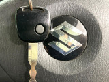 【キーレス】少し離れた場所からでもボタン一つでドアの開錠・施錠ができるのでとっても便利!ドアの鍵穴周りに傷をつけることもありません♪