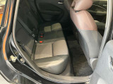 後部座席です。後席も大人の方でもゆったり乗れるスペースを確保♪足元も深くシートのクッションも柔らかくロングドライブの疲労を軽減してくれます♪