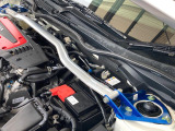 【タワーバー】お車の剛性を高めるタワーバーを装備。よりスムーズなコーナリング走行が可能となり、走りも楽しめます。