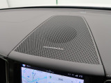 【harman kardon】ハーマンカードンのHi-Fiスペシャリストと共に、モデル別に開発・設計された専用チューニングが臨場感溢れる音響空間を実現しています。