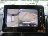 アラウンドビューモニターも装備しております。ご覧のように車体を真上か見たような映像なので、車庫入れの苦手なお客様ももうご心配いりません。
