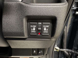運転席にいてもパワースライドドアの開閉ができるので雨の日のお迎えなど、車内にいながら操作できます。