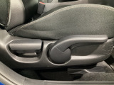 運転席にはドライバーの体型や好みに応じて前後方向だけでなく、高さの調整ができるシートリフターを装備!