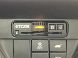 ハンドルの左下にETC2.0がついています。高速道路の料金所の通過も楽々です。 カードの取り出しもしやすい場所についています。その下には車内で操作のできる、電動テールゲートのスイッチもついています。