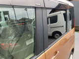 プライバシーガラスがついておりますので、車内のプライバシーを保護してくれます。