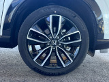 アルミホイール装着車です。見た目だけでなく、鉄ホイールより軽く、燃費にも良い影響を与えてくれます。