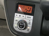 【オートエアコン】車内温度を感知して自動で温度調整をしてくれるのでいつでも快適な車内空間を創り上げます!どの席に座っても快適なドライブが楽しめます♪