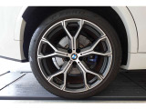 【BMWアロイホイール】軽量かつ強度に拘ったアロイホイール。走行性能ポテンシャルを引き出す設計。タイヤのサイドウォールが強化されたランフラットタイヤは、パンク時にタイヤがつぶれてもリムから外れません。