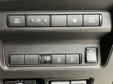 両側オートスライドドアです♪運転席のボタンやキーのボタンでも開閉できます!手荷物がいっぱいの時でも簡単にドアの開け閉めができるのでとっても便利です♪