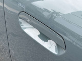 【デザインとの融合】BMWデザイナーが創り出したボディデザインを損なう事のない様に配置とデザインに拘っています。ドアノブについてもBMWの拘りに妥協はありません。