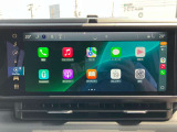 タッチスクリーンをタップするかスワイプするだけですべての機能を呼び出せます。Apple CarPlayおよびAndroid Autoに対応しスマートフォンとのシームレスな 連携も実現。さらに、USBポートを標準装備しています。