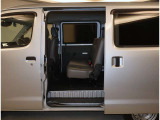 スライドドアは開口部も広く風の強い日なども隣の車両を気にする事なく開閉できます。