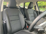【コックピットシート】BMW車の主役席。車体中央にくる様に配置し車両重心とが一致する事でドライバーと車との一体感あるドライビングを実現。人間工学に基づき形成した形状が長時間のドライブ疲労も軽減します!