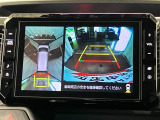 【パノラマモニター】 上から見下ろしたような映像が、運転の不安を軽くします。