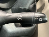 車外の明るさに応じでライトを点灯、消灯してくれるオートライト機能です☆お天気の良い昼間のトンネル走行などオートにしてると便利で安心です☆エンジン停止時にライトの消し忘れも無くなります☆