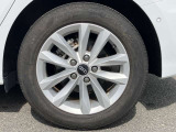 16インチ純正アルミホイール装備 全車両に標準装備の純正アルミホイールは、純正ならではのバランスの良いデザインと、走行安定性をお楽しみ頂けます。