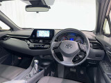 運転席まわりです。 各操作スイッチは使いやすい位置に配置されてます。