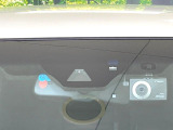 【プリクラッシュセーフティ】前方の車両等を検知し、衝突しそうな時は警報で注意を促し、ブレーキを踏む力をサポート。ブレーキを踏めなかった場合は衝突被害軽減ブレーキが作動、衝突回避をサポートします。
