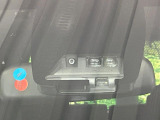 【プリクラッシュセーフティ】前方の車両等を検知し、衝突しそうな時は警報で注意を促し、ブレーキを踏む力をサポート。ブレーキを踏めなかった場合は衝突被害軽減ブレーキが作動、衝突回避をサポートします。