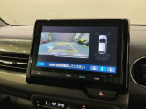 リバースギアに入れるだけで後方の表示へ切り替わります。夜間や雨の日の駐車も楽になりますよ。