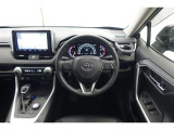 スポーティームード溢れる運転席周りですね。 クイックなドライビングに対応できるよな運転席回りになっています。 ドライブがますます楽しくなりますね!