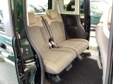 ホンダ車の低床ボディは、チャイルドシートへのお子さまの乗降や荷物の積載もスムーズ。後席にも左右分離式のアームレストがついております。ゆっくりおくつろぎいただけます。