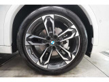 BMW純正アロイホイールを装備しております☆お問合せ(無料ダイヤル)0078-6002-613077迄お待ちしております。大阪府吹田市芳野町5-55 毎水曜、第二火曜日定休 営業時間10:00〜18:00