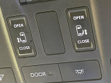 【両側パワースライドドア】スマートキーや運転席のスイッチで後席両側スライドドアの開閉が可能♪電動だから力を入れてドアを開ける必要が無く、小さなお子様でも簡単に開け閉めでき快適です♪