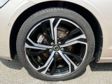 5トリプルスポーク 8.0J&times;19インチ ダイヤモンドカット/ブラック 235/40 R19サイズのミシュランを装着 ディーラーOPの19インチが足元を飾ります。サンルーフにB&Wサウンドも装備された贅沢な1台。