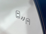 【ブラインドスポットモニター】走行中、ドアミラーの死角になりやすい箇所に後続車が接近するとサイドミラーのレンズに警告を表示!ドライバーに注意喚起をしてくれます。