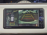 アラウンドビューモニター。上空から見下ろしているような映像で、スムースな駐車をサポートします。