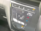 【オートエアコン】一度お好みの温度に設定すれば、車内の温度を検知し風量や温度を自動で調整。暑い&hellip;寒い&hellip;と何度もスイッチ操作をする必要はありません。快適な車内空間には必須の機能ですね♪