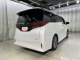 広々とした車内空間に優れた燃費性能。更にデザインも上質で人気のお車です!