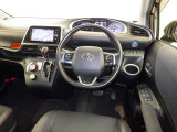 運転席まわりです。 各操作スイッチは使いやすい位置に配置されてます。
