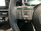 ステアリングスイッチで、目線を逸らさずオーディオの操作やメーター内のディスプレイの変更ができます。