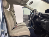座面も厚みがあり背もたれも高く、広い足元にゆったり座れるシートです。運転席と助手席の間が空いている為、助手席側への移動がスムーズです。交通量の多い道でも助手席側から乗り降りができます。
