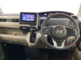 車内は光触媒抗菌消臭施工済です。スタイリッシュなデザインで暖かみのあるインパネ周りを演出します。グローブボックスやカップホルダーのほかにトレーなどたくさんの収納スペースが装備されています。