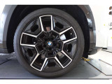 【BMWアロイホイール】軽量かつ強度に拘ったアロイホイール。走行性能ポテンシャルを引き出す設計。タイヤのサイドウォールが強化されたランフラットタイヤは、パンク時にタイヤがつぶれてもリムから外れません。