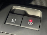 【電動パーキングブレーキ】パーキングブレーキは便利な電動式!ボタン一つで操作でき、アクセルを踏めば自動で解除されます♪レバーやペダルが無いので運転席廻りもすっきりしますね♪